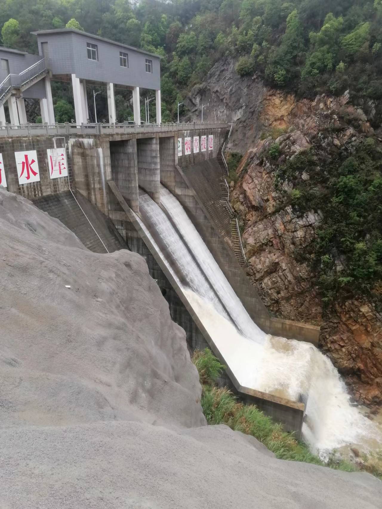 福建上杭新坊水庫(kù)泄洪